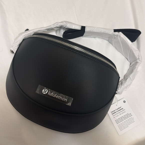 🆕🌵 LAST ONE Lululemon Cactus Material Saddle Crossbody Bag 2L - Black - Picture 5 of 7